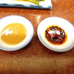 ミスター・ギョーザ - 味噌ダレ（左）と通常のタレ（右）