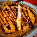 チャンピオンカレー - カツに掛かってるこのソースがミソなんだろうな。カツは厚くも薄くもなく丁度イイ。