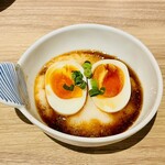 かわのそば - 味玉トロロ450円、旨そうだけどコレで450円は高いかな？甘さ強めのタレで黄身はトロッとしてまあ旨い。コレと酢もつで瓶ビール1本を飲み切った。