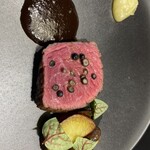 トラットリア フラテッリ ガッルーラ 大名古屋ビルヂング店 - 「知多牛ランプ」の炭火焼き　アンコールペッパーのソース　林檎のピューレ