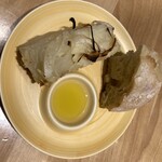 トラットリア フラテッリ ガッルーラ 大名古屋ビルヂング店 - 自家製玉ねぎのフォカッチャ、メゾンブルーのパン