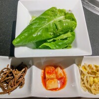 兜 中目黒店 - 御膳のナムル、サラダ。この他にスープとご飯も付きます