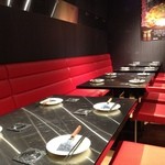 Ichika - 29名様までの宴会でご利用いただける赤いシートが特長のテーブルのお席です。席間隔も広く、ゆったりとお食事をお楽しみいただけます。