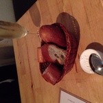 haracucci - お通しのバゲットと燻製バター