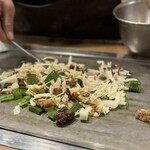 鉄板焼 もんじゃ焼 ひいろ 新町店 - キャベツ、ねぎ、甘辛スジ、右端に油カスを別に焼く(n´v`n)この時点でオムレツにしようが、トロロで山芋焼きにしようが、何でもこいの具材たち(⊙ꇴ⊙)!!!