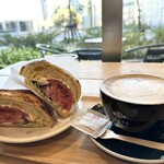 ZEBRA Coffee&Croissant - トマトのサンドイッチ、カフェラテ Hot T 