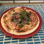 スタンド4坪らばー - 生ハムのピザ　いつもより生地が厚いver.←最高に美味しい