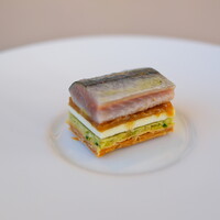 SEZANNE - しめたサンマにキャラメリゼした玉ねぎ、オリーブ、クリームチーズ、パイ生地で。