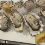 海老牡蠣酒場だるま - 牡蠣2種類(岩手産と千葉産)