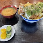 弓田食堂 - お味噌汁と漬け物が付いて1,100円