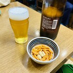 Fushimi Yabu Soba - 瓶ビールはキリンラガービールの大瓶
                      おつまみの柿の種