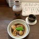 庄や - 日本酒大徳利の常温とお通し〔角煮？〕