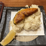 上野 味喜庵 - 白子の天ぷら１１００円。かぼちゃの素揚げが添えてあります。塩で提供されますが、天つゆもお願いすれば、いただけますよ。