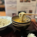 上野 味喜庵 - ゴマ汁鴨せいろ１２５０円。ゴマ、ラー油？を加えた濃いめのツユが、蕎麦の清々しさを引き立てます。