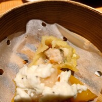 中国料理柳城 - トリュフクリームの蒸し餃子も
                      これもぷりぷりなえびと
                      肉の旨味がシッカリとしていて
                      トリュフクリームの豊かな味わいが
                      更に美味しさを引き立てていて美味しい