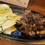 炭焼処こてつ - 地鶏の旨辛鉄板もも焼き