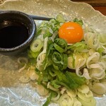 炭焼処こてつ - 地鶏のたたき葱盛々月見添え