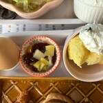 Cafe Sona - パウンドケーキにフルーツとゆで卵