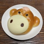 牧場のパン屋さん カウベル - 牛パン 210円（練乳クリーム）