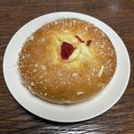 牧場のパン屋さん カウベル - 焼きカレーぱん（カレー＆マヨネーズ＆福神漬け）210円