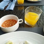 Tides - オレンジジュースと豆のスープ。スープ類は、怪しげなMISO Soup があるくらい。種類少なめです。