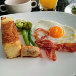 Tides - フツーの選択。左の四角いのはフレンチトースト。シロップとかバターとかは別になっていて、本体はほんのり甘いくらい。