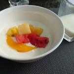 Tides - プレーンヨーグルトとフルーツ。味付きのヨーグルトやシリアルも種類豊富。