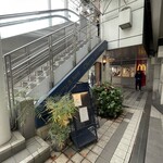 Curry&herb Cherry blossom - 【2023年12月】新百合ヶ丘駅を南がに出て階段の下のスペースが店舗です。