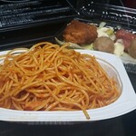 キッチン ブルー グローブ - 少し多いのでパスタのみ取り出す (飲酒後なので、野菜の取り出し忘れ！)