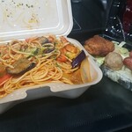 キッチン ブルー グローブ - ナポリタン、追加のミートボール、ソーセージ、から揚げを準備