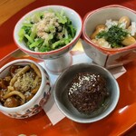 Tatsumi Soba Shimahei - 前菜　四種盛り合わせ　（①鶏味噌、②味噌豆、③豆苗のお浸し、④なめこ山椒の蕎麦つゆ煮）