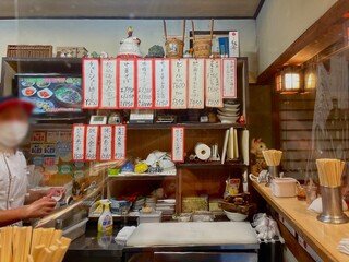 宇奈月 - 水：カウンター
ティシュー：なし
ゴミ箱：なし
トイレ：店内にあり
味変ツール：胡椒、紅生姜