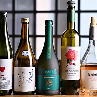 店主が選ぶ日本酒や月替わりのソムリエセレクトのワイン