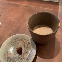 自家製粉石臼挽きうどん 青空blue 本店 - ゴマだれつゆには、辛味噌が添えられます