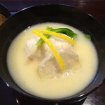 Nishi - お椀：蟹真丈と海老芋の白味噌仕立て