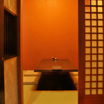 つむぎや テッパンヤキ - 4名様〜6名様まで入れる掘りごたつのお座敷個室を1部屋ご用意しております。