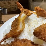 辛来飯 - サクサクのエビフライ。いつ、どう組み合わせて食べるか悩む(￣∀￣;)