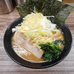 らーめん武蔵家 - ラーメン650円＋ネギ150円