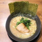 横浜家系ラーメン 本郷家 - 豚骨醤油ラーメン