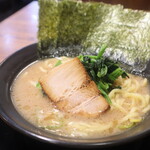 Yokohama Ie Keira-Men Hongo Uya - 豚骨醤油ラーメン