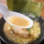 横浜家系ラーメン 本郷家 - 豚骨醤油ラーメンのスープ
