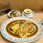 ユニヴェール エス - ふわとろオムカレー（スープ付き）にサラダをセット