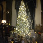 ホテルニューグランド - ホテル本館2階のクリスマスツリー