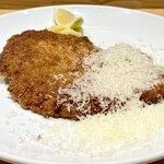 洋食 おがた - サドルバック豚 薄カツレツ パルミジャーノとレモン デミグラスソース（ふくどめ小牧場）