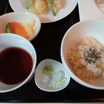 Resutoran Kyara - 玄米ご飯、漬物、汁、薬味