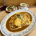 ユニヴェール エス - ふわとろオムカレー（スープ付き）にサラダをセット