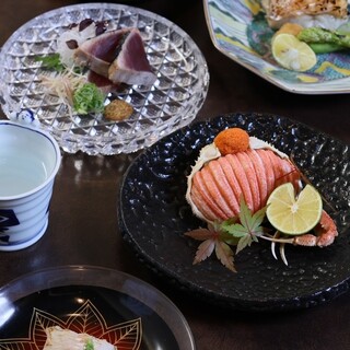 めぐる四季の豊かな食材が活きるコース料理。自慢の土鍋ご飯も