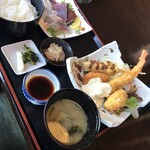 民宿金ヶ浜 - ミックスフライは、鮪の串カツ、カキ、エビとクリームコロッケ。