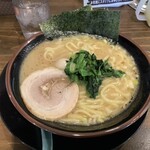 横浜家系ラーメン 一四家 - ラーメン 醤油 中太麺
            ¥800