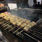 Izakaya Ikkyuunyuu Kon - 炭火焼き鳥です！焼き鳥の匂いが店内に漂います。